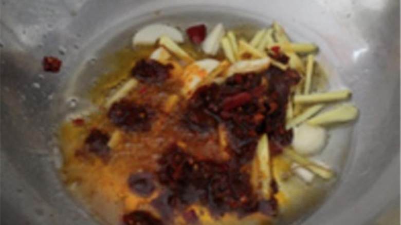 鸡肉火锅,加入豆瓣酱 ,炒出香味;再加入八角 、小茴香 、桂皮 、干辣椒 和花椒 ,煸炒。