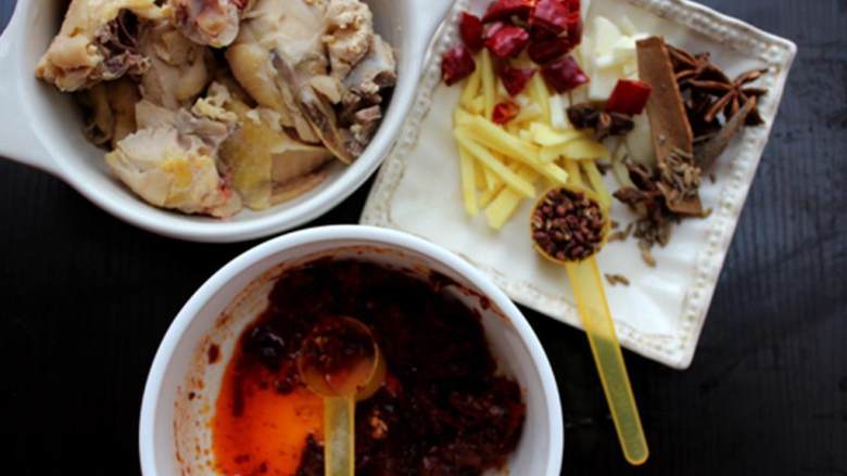鸡肉火锅,制作蘸料;在一个小碗中加入芝麻油 、葱 、大蒜瓣 、盐 和鸡精 。