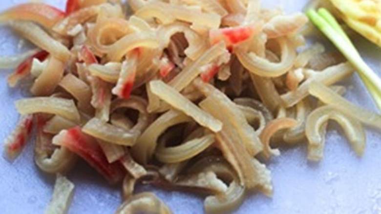 小笼包,锅中加冷水和猪皮 ,烧开后继续煮5分钟左右,直到猪皮变得微微透明;把猪皮捞出,用水冲洗,去除杂质和脂肪层,把猪皮切成小条。