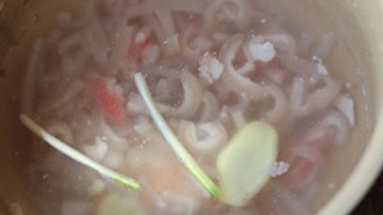 小笼包,高压锅中加水,没过猪皮,加生姜 和葱 ,至少煮40分钟;如果用普通锅子的话需要煮至少一个半小时;关火冷却。