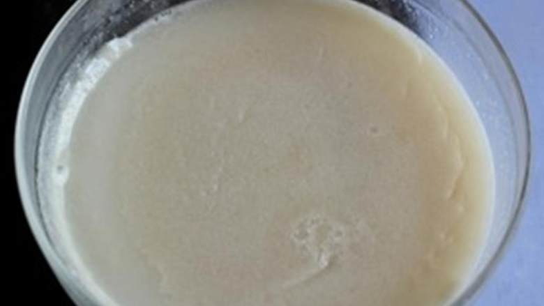 小笼包,用料理机将猪皮和煮剩的汤汁打成浆状,然后过滤一次,倒进密封罐中冷藏一晚。
