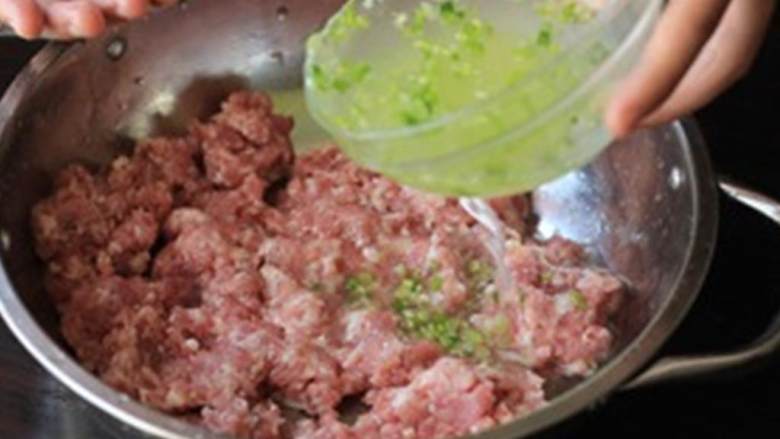 小笼包,取一个大号沙拉碗,把葱姜水分三次淋入猪肉糜中;用手顺一个方向搅拌直到水分被肉糜完全吸收;接着,加入蚝油 、生抽 、盐