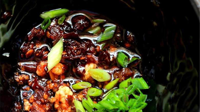 辣味汤馄饨,取汤锅一只,放水烧开,小心地下入馄饨,煮大约5分钟;在最后1分钟的时候加入生菜叶