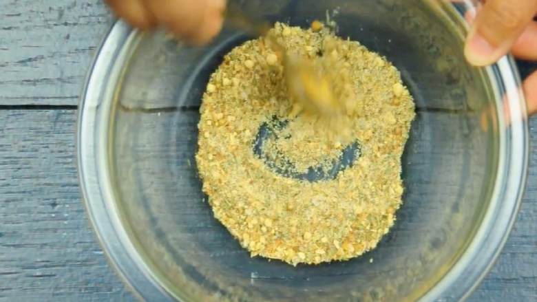 柠檬香草烤全鸡,在碗中混合烤鸡调料 、盐 、黄芥末粉 、黑胡椒粉 和大蒜粉 ,均匀地涂抹在鸡上,里外都要抹。