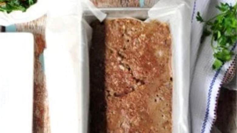 经典肉饼配羽衣甘蓝,烤35-40分钟,直到肉饼内部达到71摄氏度。