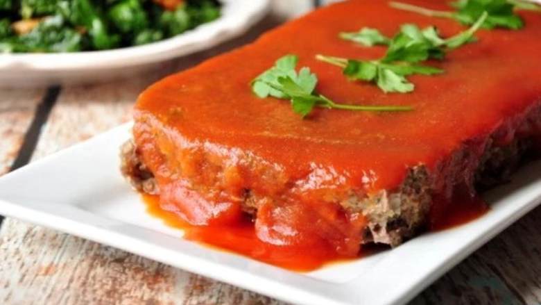 经典肉饼配羽衣甘蓝,放入新鲜羽衣甘蓝 和迷你胡萝卜 ,翻炒2-3分钟;盖上锅盖焖煮2分钟。