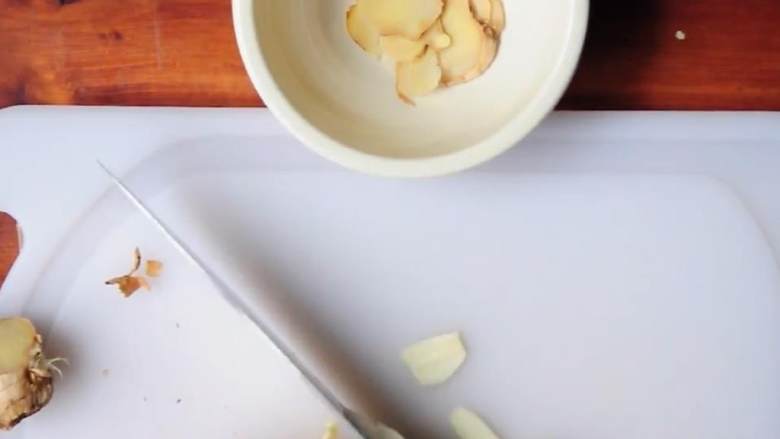泰式辣炒海鲜,把大蒜 切成薄片,也加入碗中。
