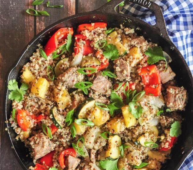 藜麦配菠萝和金枪鱼