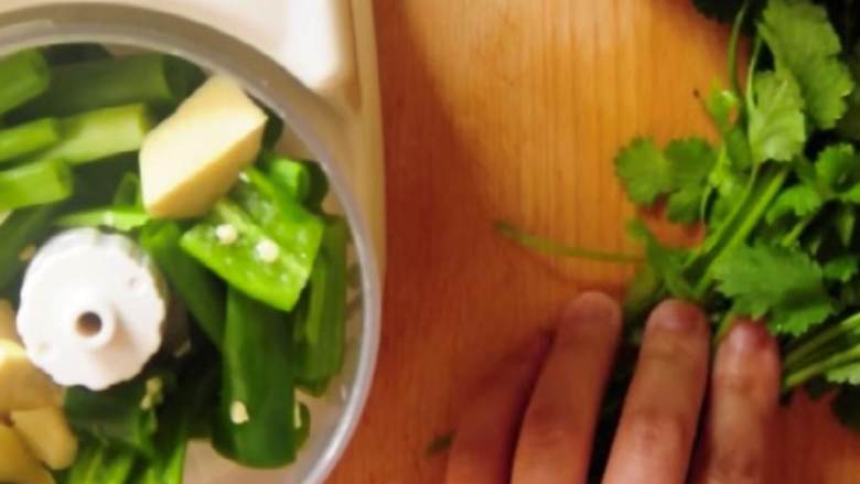 藜麦配菠萝和金枪鱼,首先，制作金枪鱼腌料。在料理机或搅拌机中加入葱花、大蒜 、 生姜末 、香菜，充分搅打，然后把混合物盛入中等大小的碗中。