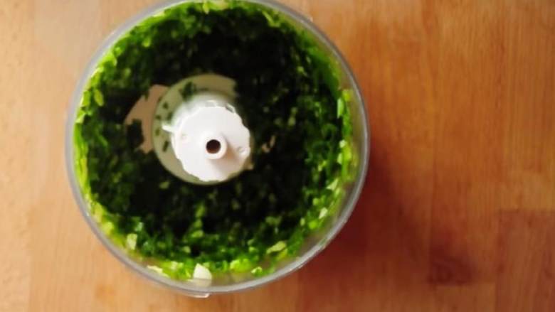 藜麦配菠萝和金枪鱼,把腌料中的其他食材加入上一步混合物中，搅拌均匀。