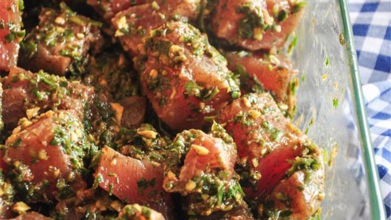 藜麦配菠萝和金枪鱼,把洗干净的金枪鱼柳 放入腌料中，抓匀，使其裹满腌料；盖上保鲜膜，腌制4小时或者过夜。