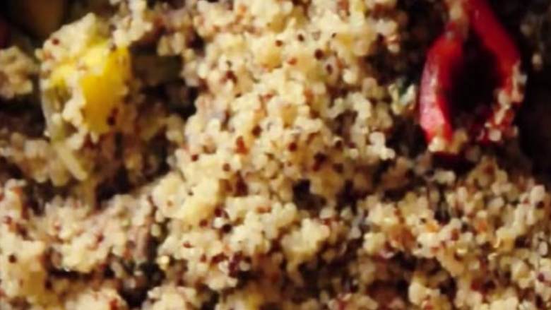 藜麦配菠萝和金枪鱼,：鱼腌好后，取一个小奶锅，加入生藜生藜麦 和1杯水，烧开，再继续炖煮10-15分钟，直到藜麦变得柔软且蓬松。备用。