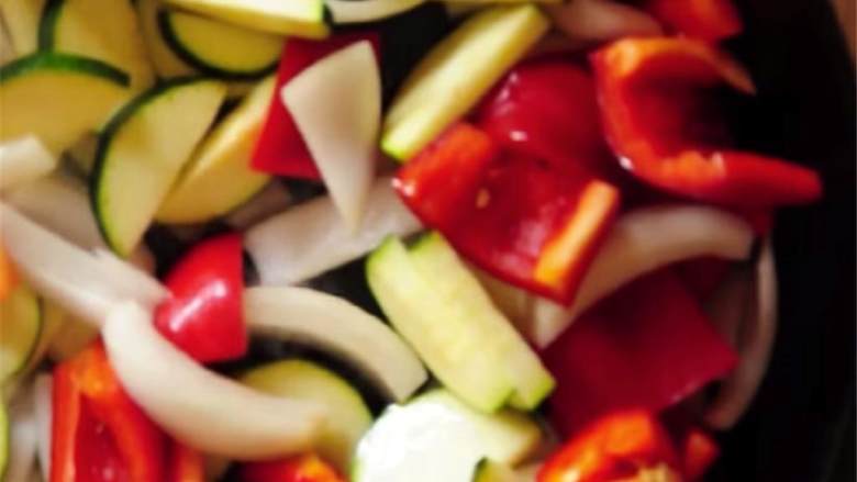 藜麦配菠萝和金枪鱼,取一只直径25厘米的铸铁平底锅，中大火加热特级初榨橄榄油 ；加入洋葱甜洋葱丁 、红灯笼红灯笼辣椒 和小西葫芦 ，翻炒5分钟，直到蔬菜变软。