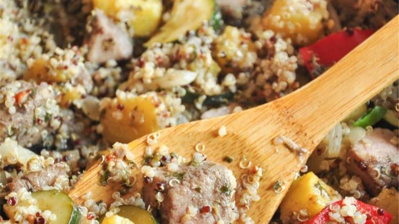 藜麦配菠萝和金枪鱼,倒入金枪鱼和腌料，以及菠萝菠萝丁 ，多次搅拌，再加入酱油 和柠檬汁 ，继续煮5分钟左右，直到金枪鱼完全煮熟。