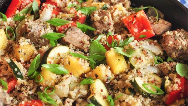 藜麦配菠萝和金枪鱼,将锅离火，把藜麦倒入锅中，搅拌均匀；吃之前撒上葱花（适量）和香菜（适量）做装饰，开动！