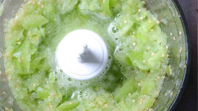 舱口绿辣椒,加入230克粘果酸浆在小型料理机中,启动几次至完全弄碎,放一边 .