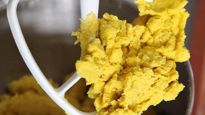 牙买加素牛肉饼,迅速搅拌,先加入冰水再多加入冰水 形成一个硬的生面团 ,不要加太多水或和太久.