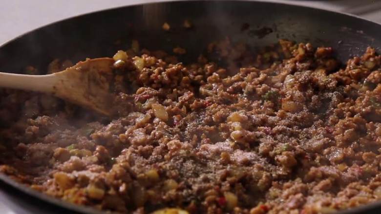 牙买加素牛肉饼,在汇集肉饼前冷却混合物。
