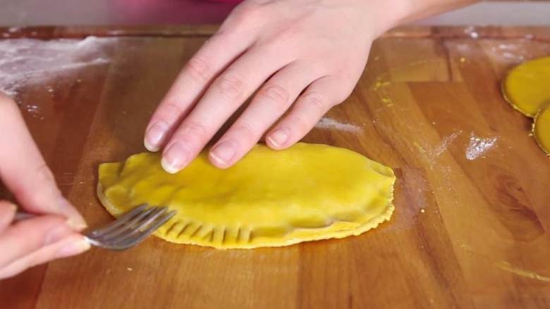 牙买加素牛肉饼,在边缘刷一点杏仁乳或豆奶 。