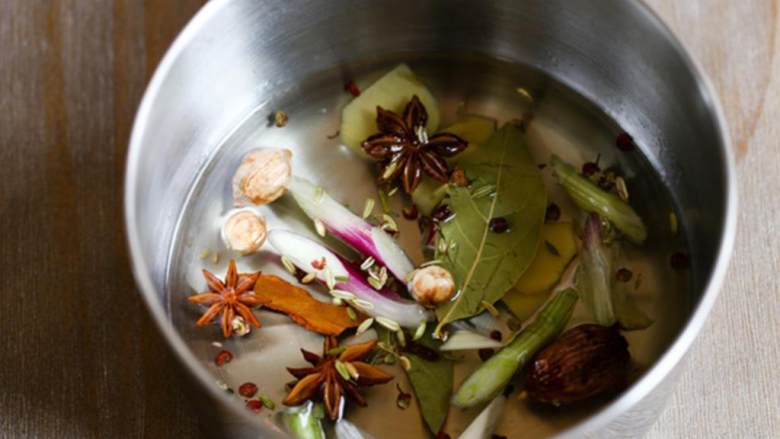 辣椒油,锅中倒植物油,加入生姜 、月桂叶 、八角、桂皮 、葱白 、花椒粒 、大蒜 和整粒茴香籽 ,用最小的火加热大约5分钟。