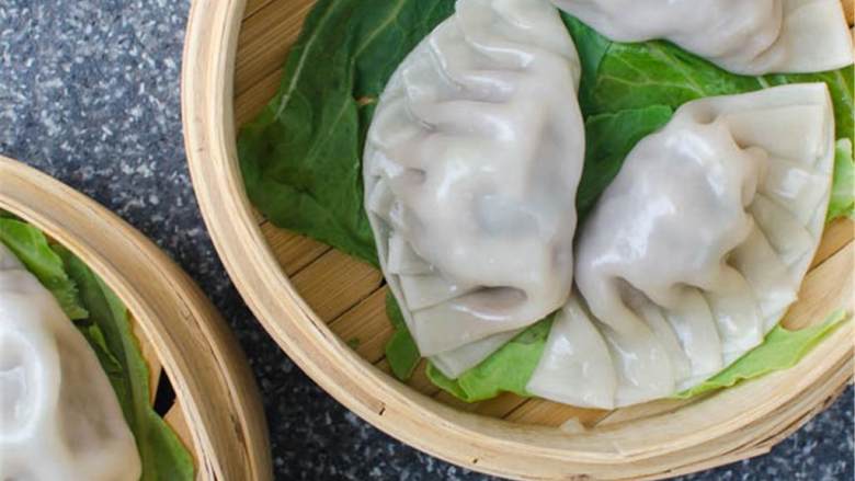 亚洲猪肉水饺,将锅盖盖上,煮至饺皮呈半透明,饺子馅要完全煮熟,需要约5-6分钟 。