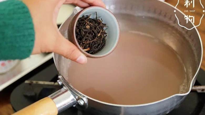 香芋奶茶,煮软的芋头块捞出,取煮芋头的水300ml,放入红茶 ,盖上锅盖,焖5分钟以上。