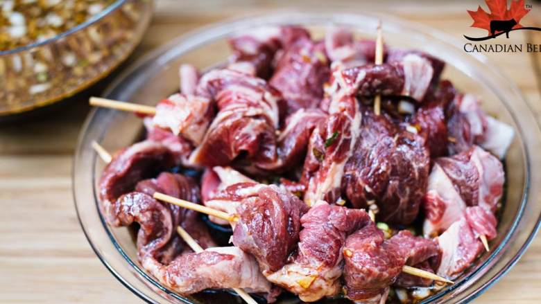 BBQ风味烤牛板腱,将Canadian Beef 牛板腱 切成长条状,加入腌料中,至少腌制1小时以上,最好可以隔夜。