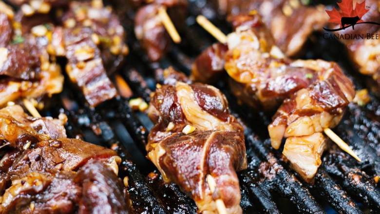 BBQ风味烤牛板腱,中火加热烤架, 烤制5分熟即可享用。