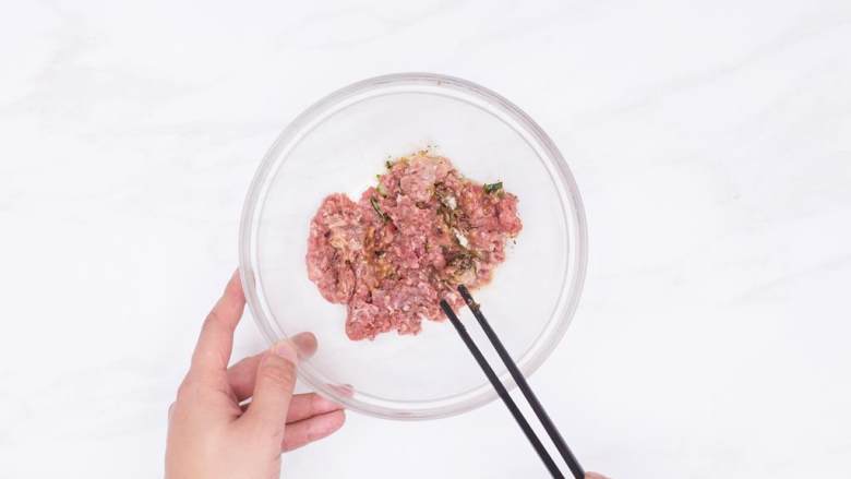 美式牛肉汉堡配沙拉与薯饼,大火烧热锅后加入橄榄油 ,转小火,放入小洋葱末,加入ONEBOX特制牛排汉堡粉料包 (1 package) ,炒1分钟盛出备用。