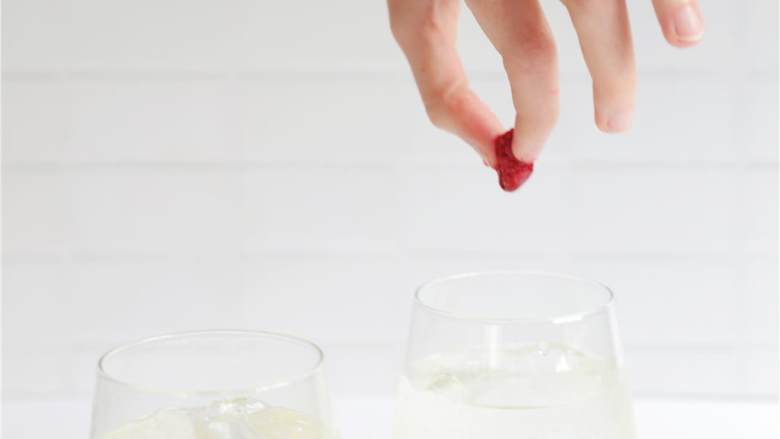 覆盆子香槟鸡尾酒,加入一些覆盆子 调味,轻轻搅拌。