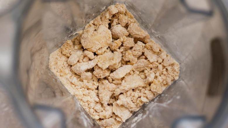 玉米番茄果挞,将优质研磨玉米粉 、全麦面粉 、盐 和切块黄油加入搅拌机,搅拌至至混合物像潮湿的沙子一样。