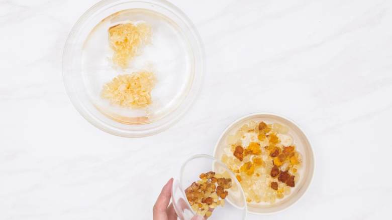 桃胶皂角米蔓越莓银耳羹,将桃胶 、皂角米 用净水泡一晚后(准备煮的前一天泡发,至少8小时),洗净备用。