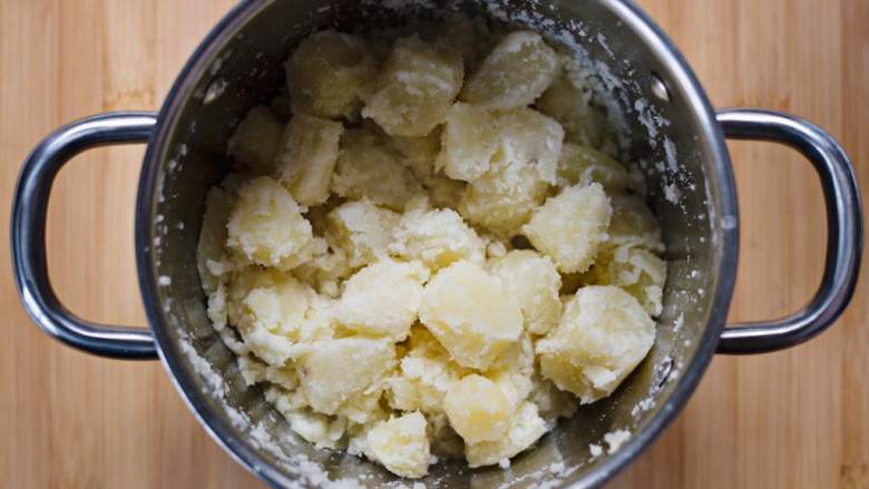 经典烤土豆,用力摇晃锅子,使土豆边缘变粗糙。