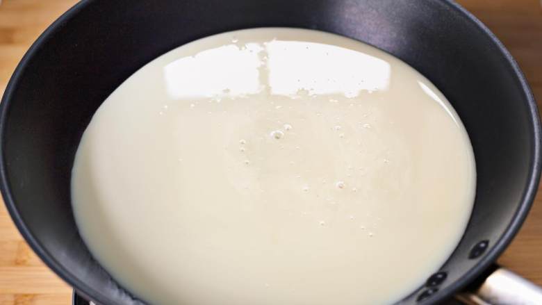 免烤蛋白夹心派,现在来做brigadeiro(一种巴西甜点)。将甜炼乳 放入大炖锅中,开中火加热。