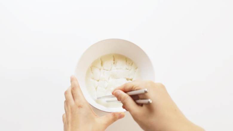 冰皮巧克力流心月饼,取出冰皮面糊,用筷子戳开,使其均匀散热。