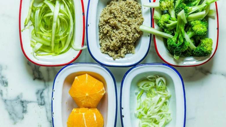藜麦橙子西兰花沙拉,所有配料准备好后备用