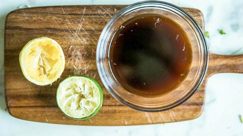 藜麦橙子西兰花沙拉,酱汁的材料全部混合即可。