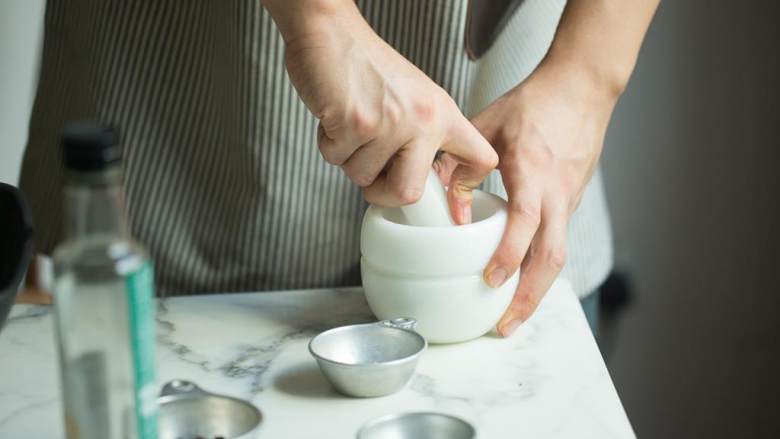 黄芥末籽战斧牛排配烤蔬菜,将黄油 、黑胡椒 、黄芥末 、百里香 一起放入研磨罐中打碎,加入橄榄油融合,放一边,待用。