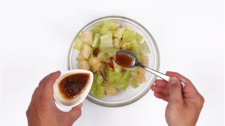 意式水牛芝士配叻沙鸡肉,将放凉的法棍丁、水牛芝士丁、罗勒碎叶、罗马生菜段以及小番茄 ,倒入油醋汁搅拌均。