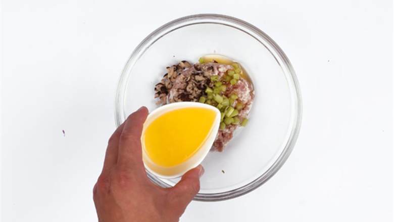 龙利鱼黑菌肉饼配珊瑚芽,先将无盐黄油 中的32g放入锅中融化,取一个大碗,放入猪肉糜 、黑菌末、芦笋丁、半包ONEBOX特制龙利鱼粉料包和液态黄油搅拌均匀。