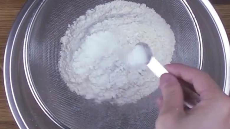 烤肉华夫饼,通用面粉 过筛,和泡打粉 以及海盐 一起加入一个大碗,混合均匀。