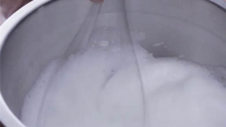 烤肉华夫饼,用电动打蛋器打发蛋白至硬性发泡。