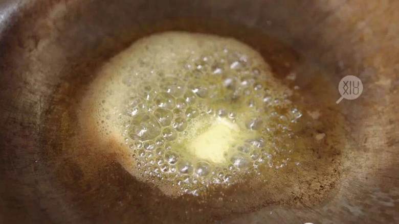 酸甜早餐意面,黄油 用小火融化。