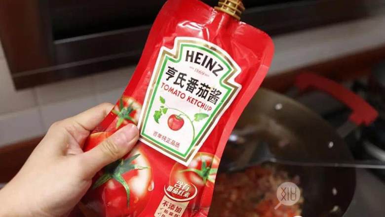 酸甜早餐意面,番茄切碎,放入锅中一起翻炒,炒出水分之后,加入番茄酱
