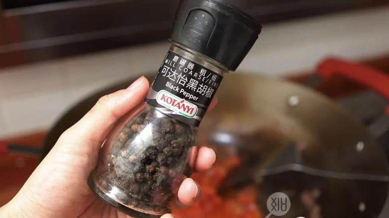 酸甜早餐意面,磨一些胡椒碎 进去。