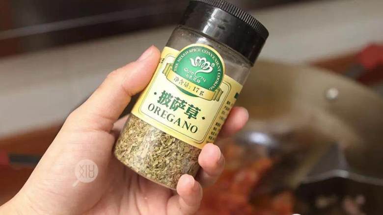 酸甜早餐意面,多撒一点披萨草碎 ,异国风情立马浓郁。