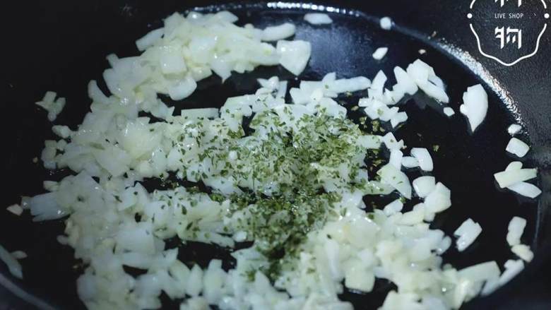 和风西班牙什锦饭,洋葱 、大蒜瓣 切碎,在热锅中倒入橄榄油 ,中火炒香洋葱、大蒜,倒入欧芹碎翻炒。