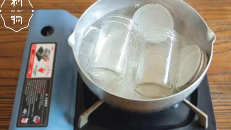 万能油渍彩椒,先把保存瓶消毒，煮开水放进保存瓶，5分钟后取出，沥干。