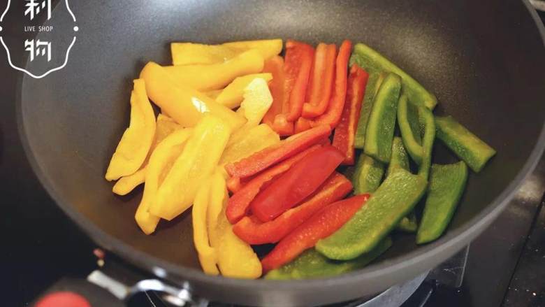 万能油渍彩椒,彩椒 切成条，放入锅中，中火干炒5分钟，至表面略黄，盛出晾凉。