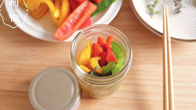 万能油渍彩椒,将凉的彩椒塞入瓶中，加进新鲜香草 。